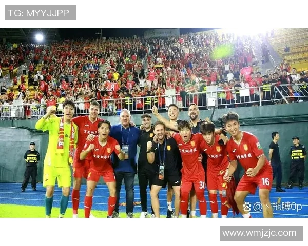 赛后分析：广州足球队与重庆足球队在比赛中的灵活战术对比与启示